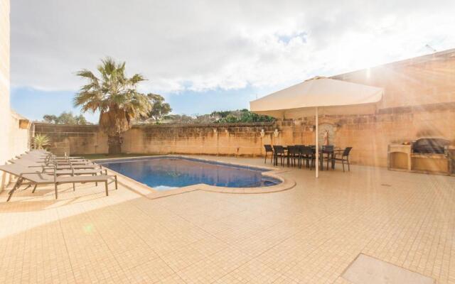 Centre Island Gozitan Farmhouse & Pool