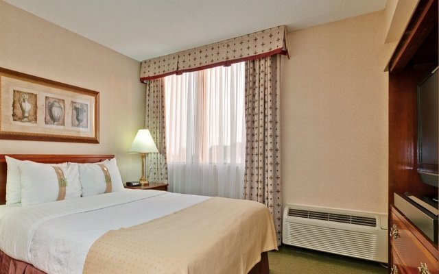 Holiday Inn Express & Suites Mississauga-Toronto Southwest, an IHG Hotel