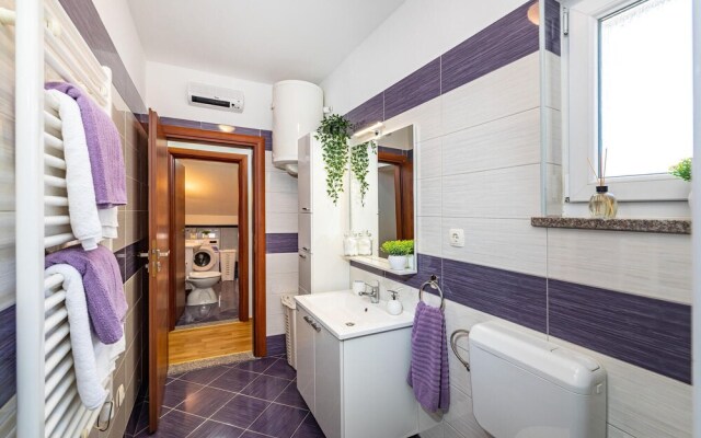 Beautiful Apartment in Posedarje With Wifi and 4 Bedrooms