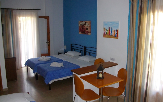 Pella House Studios & Apartments