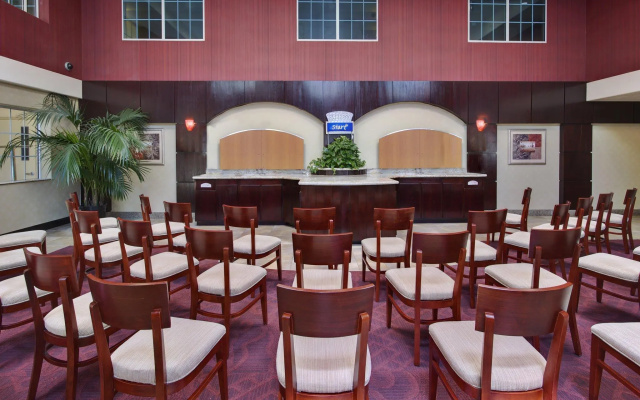 Holiday Inn Express & Suites Hollywood Walk Of Fame