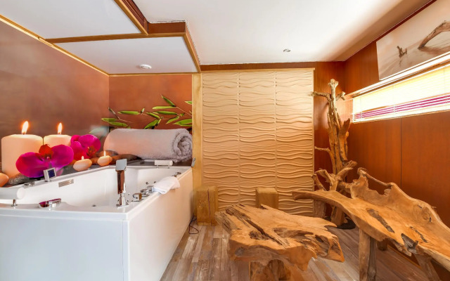 VIP Paris Yacht Hotel