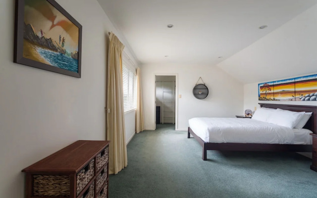 A colourful welcome to the bays and beaches