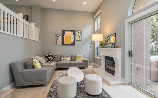 Posh Waterfront - 3 Br Condo