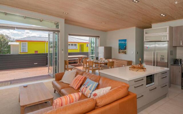 Castaway Bach - Whangamata Holiday Home