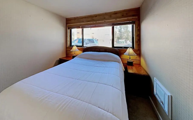 Slopeside 2 Bedroom Condo with 3 Hot Tubs, Sauna and Pool! Next To Canyon Lodge! by RedAwning