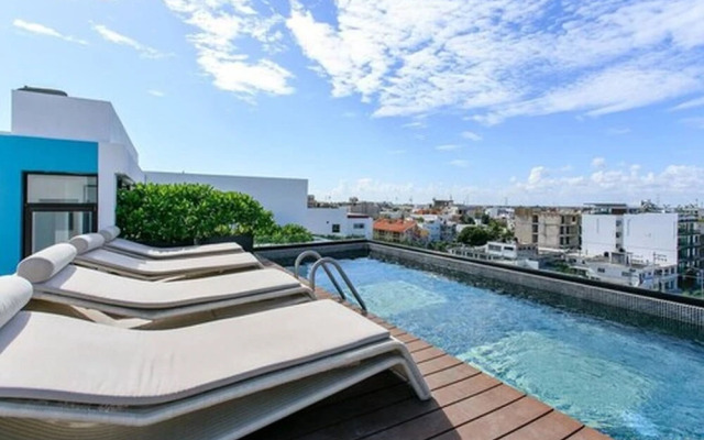 Modern Condo quiet and close to beach