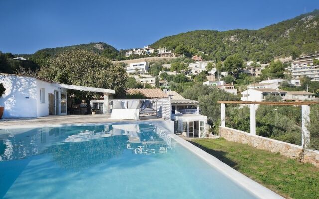 Charming mansion with pool sea view