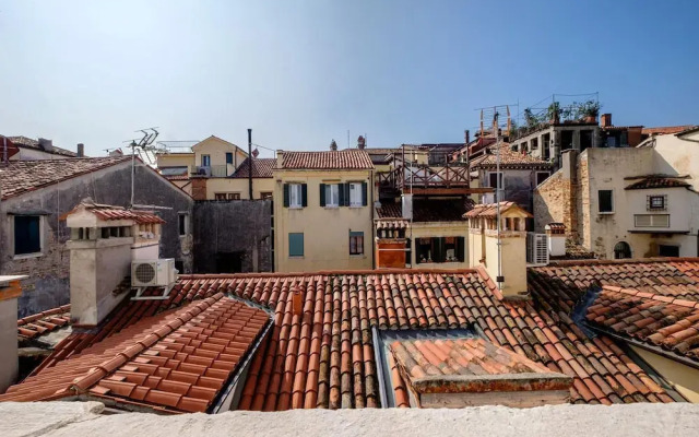 Venice Canal Palazzo Gracious and Modern 3 Bedroom Apartment