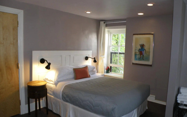 Frontenac Club Inn