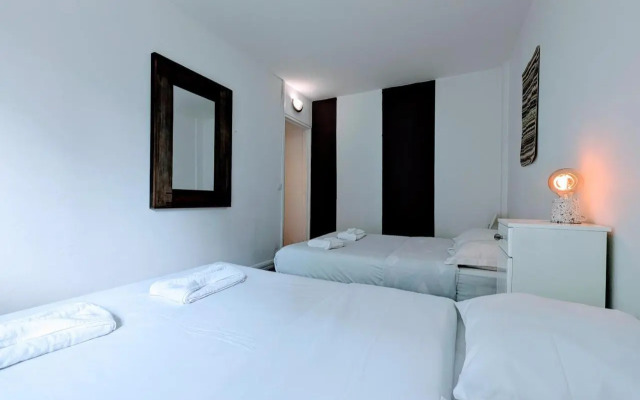 Chic and comfortable apart near Paris