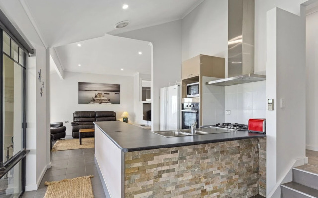 Marina Views - 64 Seaview Avenue