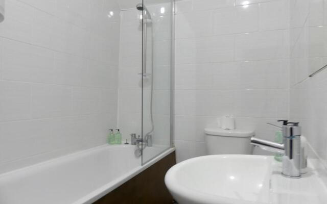 Bright and Modern 4 Person Apartment In City Centre