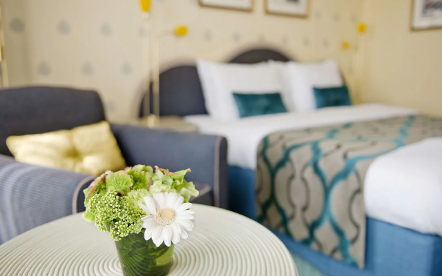 Carlton Oasis Hotel