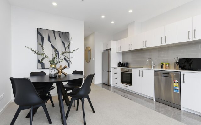 Newly refurbished penthouse apartment w carpark!