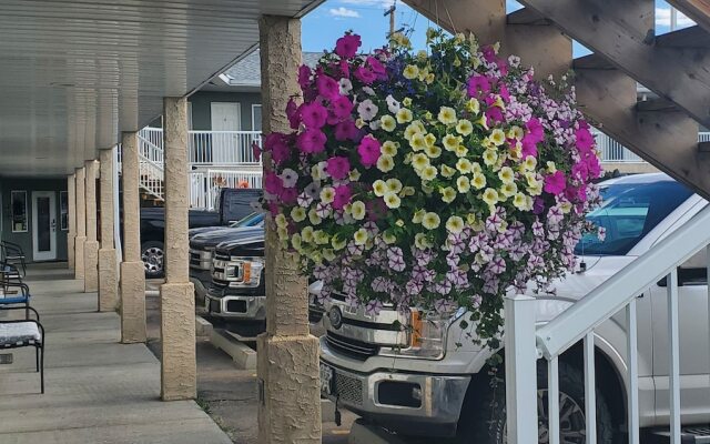 Shoreside Inn & Suites