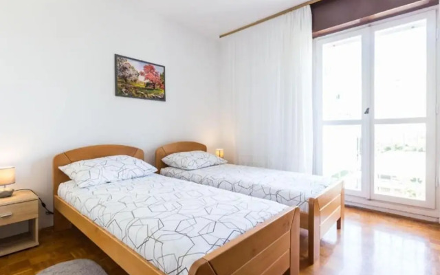 Stylish Two Bedroom Apartment Retreat With Balcony in Zadar