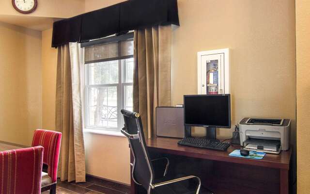 Comfort Inn & Suites Grafton - Cedarburg