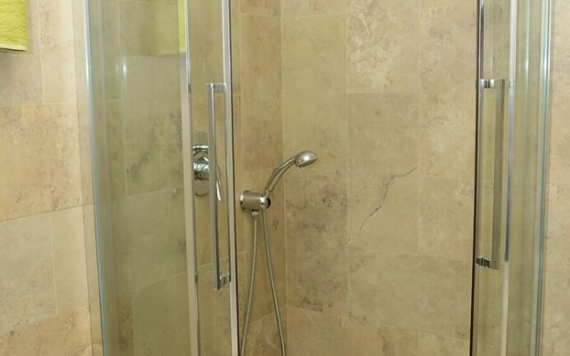 FM Luxury 2-BDR Apartment - Exclusive