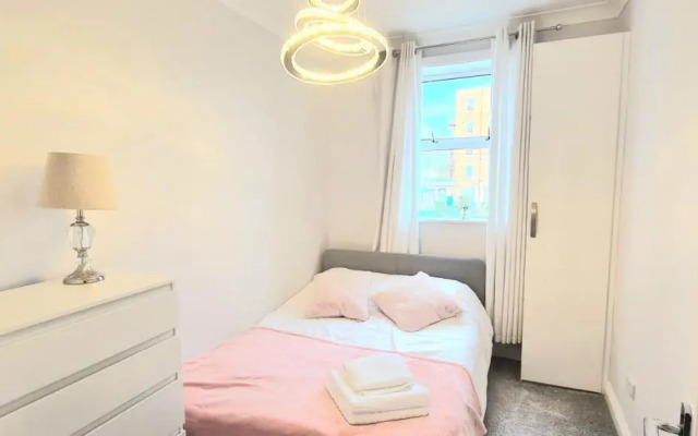 Spacious 3 bedroom flat near the sea