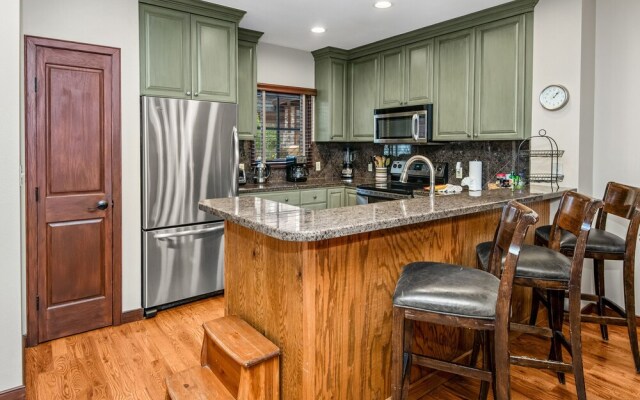 Highlands Slopeside Townhome #18 3 Bedroom Condo by RedAwning