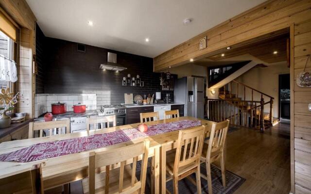 Willa Karolinka Stróża