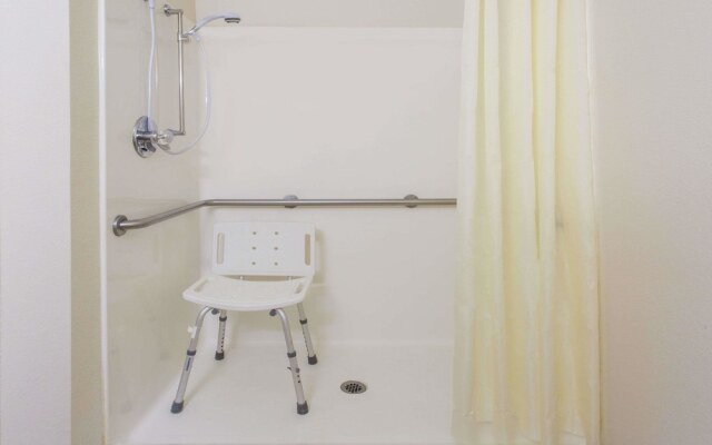 Super 8 Motel - Bedford