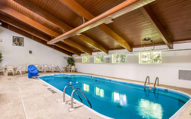 Econo Lodge Inn & Suites Fairview Heights - St. Louis