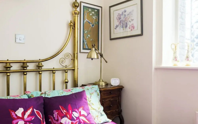 Mayfair 3-bed 6-guest W/patio & ac Berkeley Square