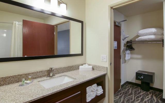 Cobblestone Inn & Suites at UW Stout Downtown Menomonie