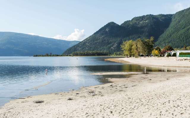 Super 8 by Wyndham Sicamous