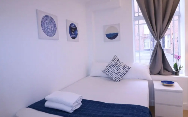 Lovely & Spacious 2 Bedroom APR Queensway