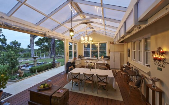 Karri House. Eat - Stay - Love