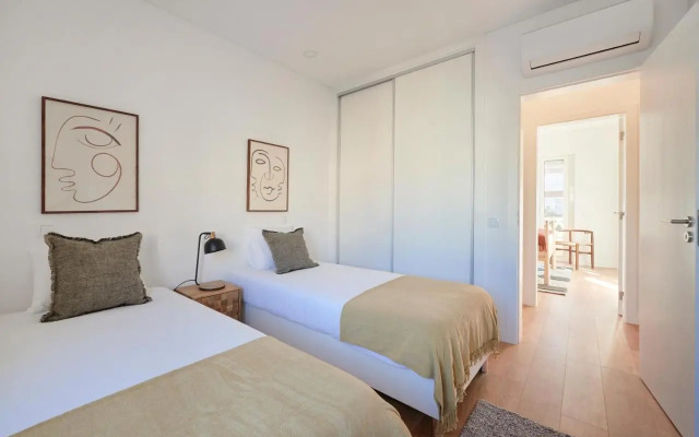 Deluxe Apt at Amazing Prime Location, By TimeCooler