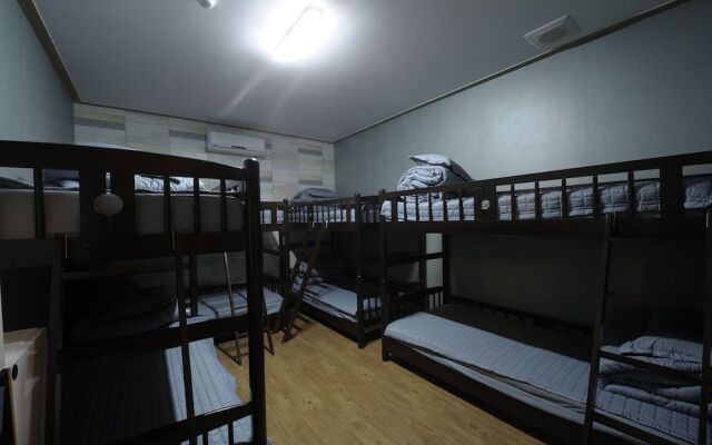 The Home Guest House - Hostel