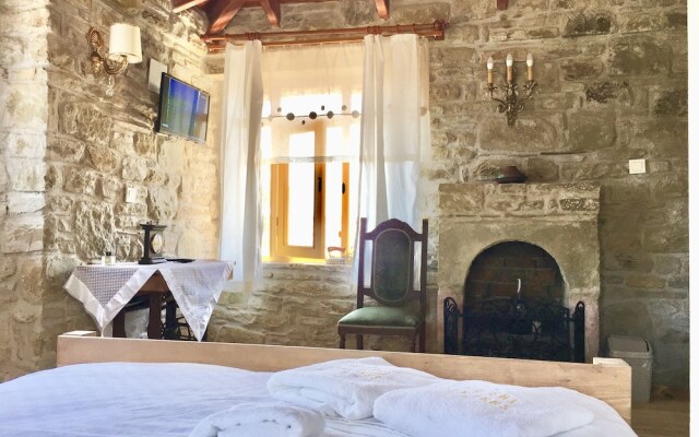 Sari Keçi̇ Taş Otel