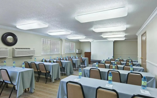 Oxford Inn & Suites Lancaster