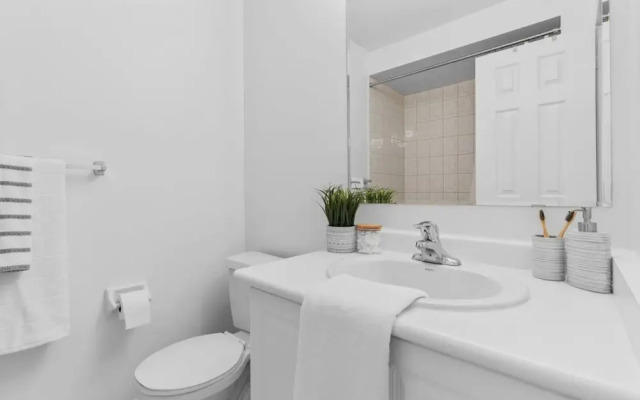 Contemporary 3BR Townhouse in Ajax Cozy Central