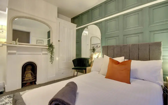 Southsea 5 Bed House - Hot Tub-Sleeps 10