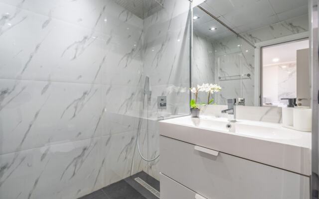 Luxury Waterfront Apartment with Beach Access