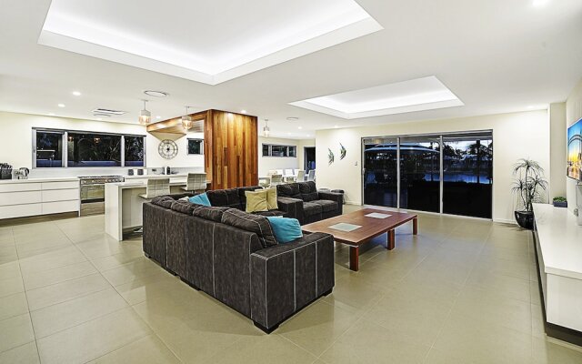 Just in Paradise Waterfront 5 Bedroom Deluxe House Central Broadbeach