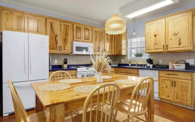 Spacious Retreat & Game Room Sleeps 12