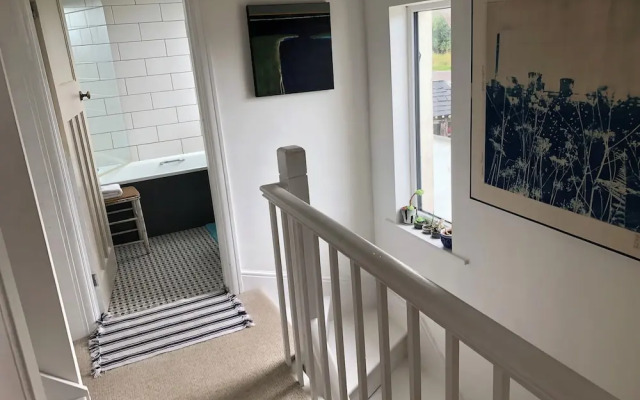Sunnyview 5-bed House in Kingsbridge With Parking