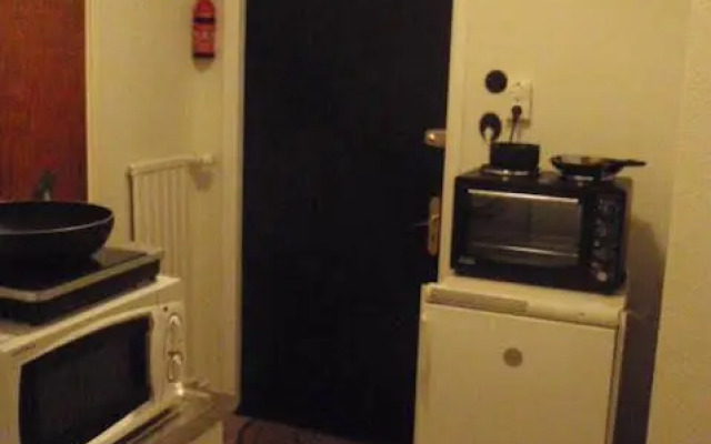 Gustav Bed & Kitchenette