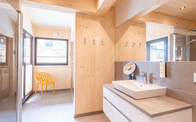 Welcoming Chalet With hot tub