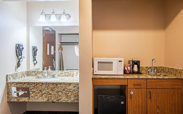 Quality Inn & Suites Kenedy - Karnes City