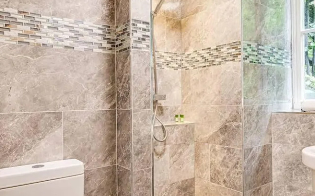 Delightful Holiday Home With sea Views and Hot Tub