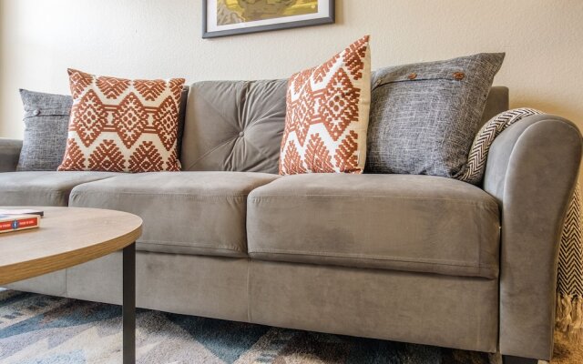 Eastside 1 & 2 BR Apts with balcony by Frontdesk