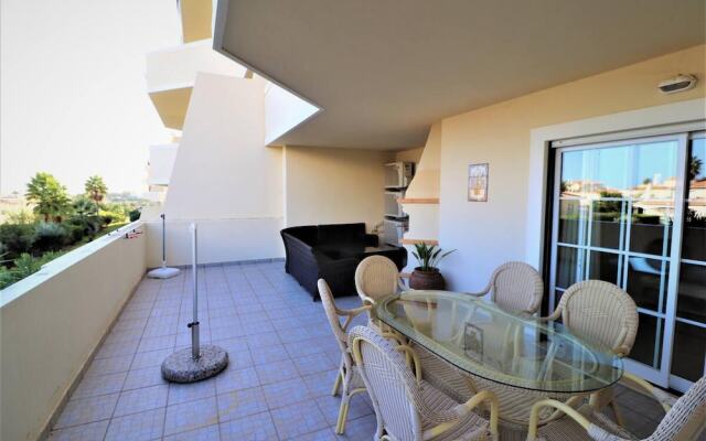 Stylish 2BR Apartment With Pool, Parking & Wifi