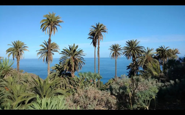 Villa in protected space in front of the sea